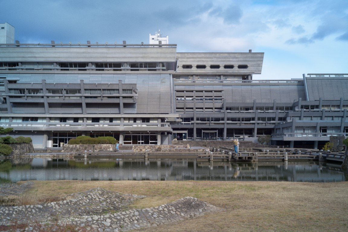 京都国際会館を庭園から